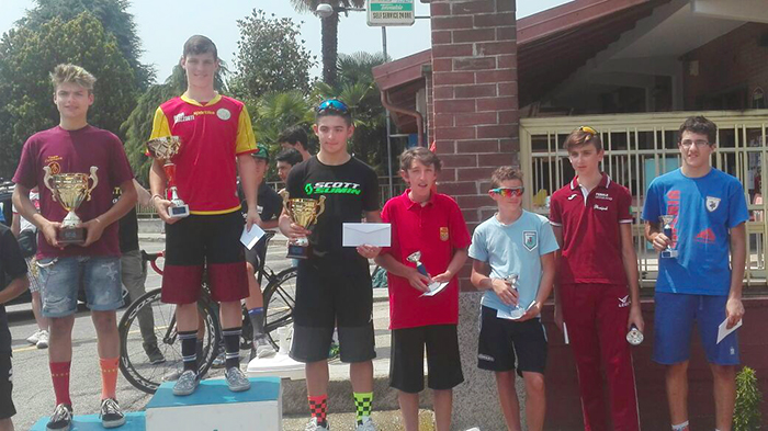 I giovanissimi del Pedale Ossolano vincono a Castelletto Ticino. Mirko Bozzola sul podio. Foto