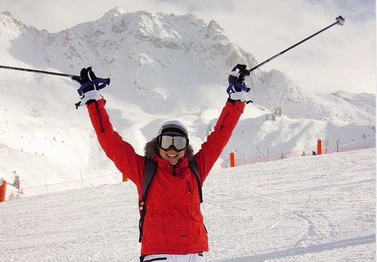 donna neve sci esultanza