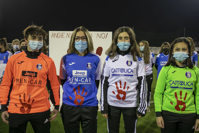 Stop violenza sulle donne: il messaggio sulle maglie delle calciatrici dell'ASD Baveno - Foto