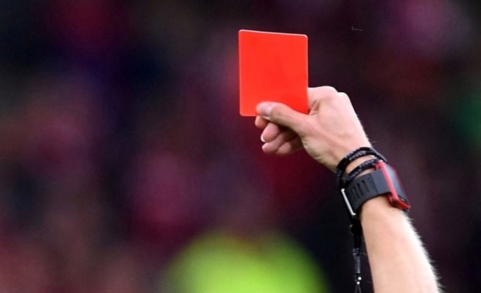 Colpisce l’arbitro con due manate al collo, calciatore squalificato un anno