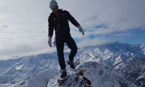 cima montagne scalatore