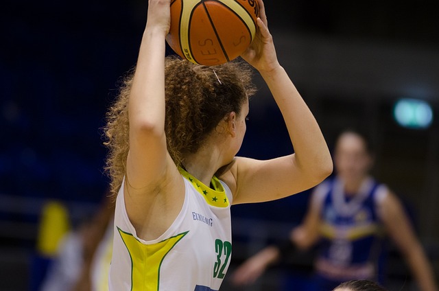 basket ragazza palla